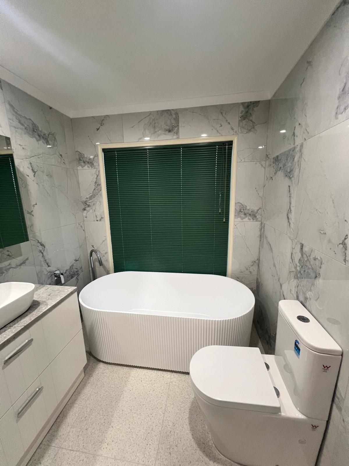 Fluted freestanding bath