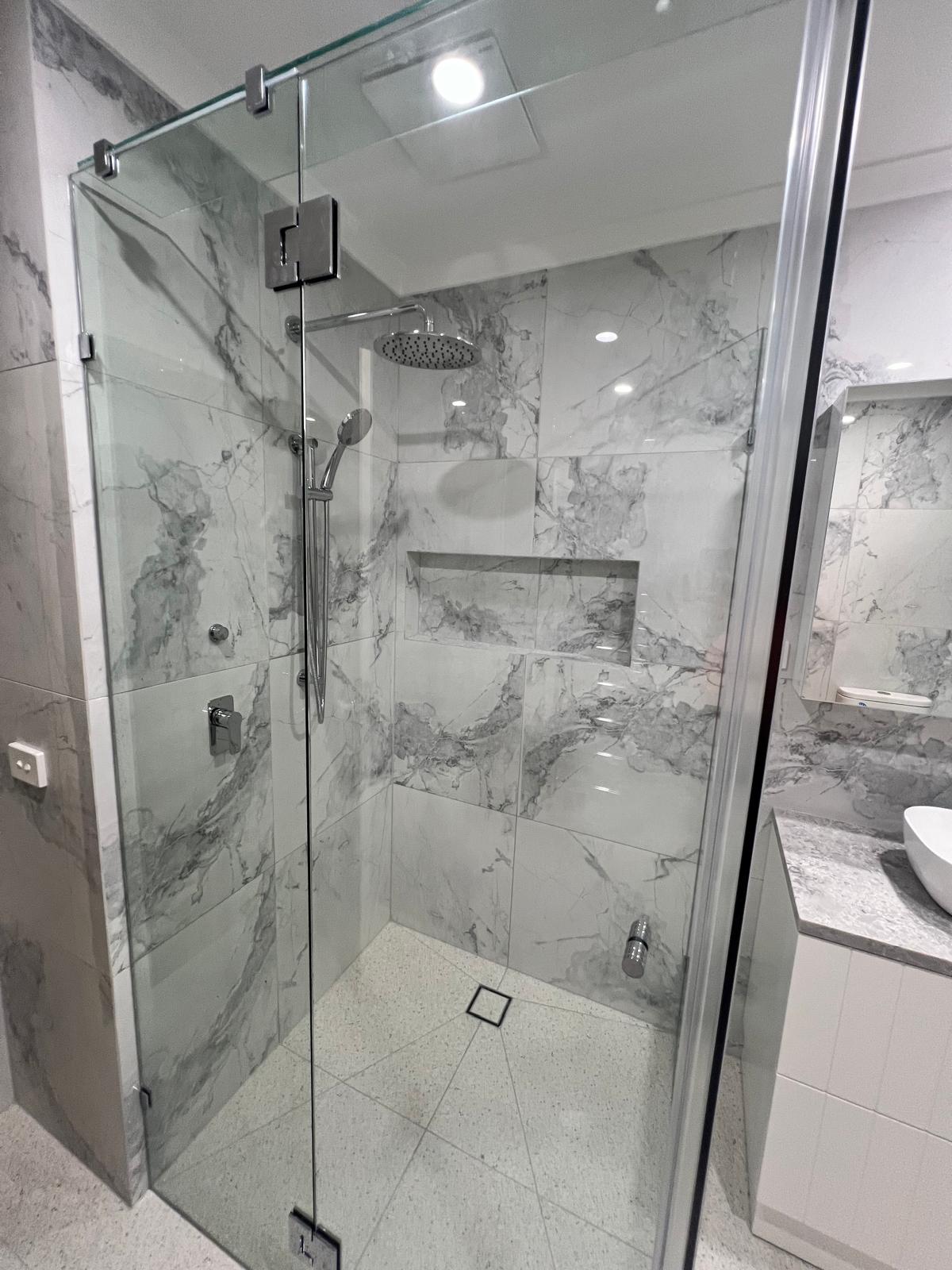 Frameless shower screen