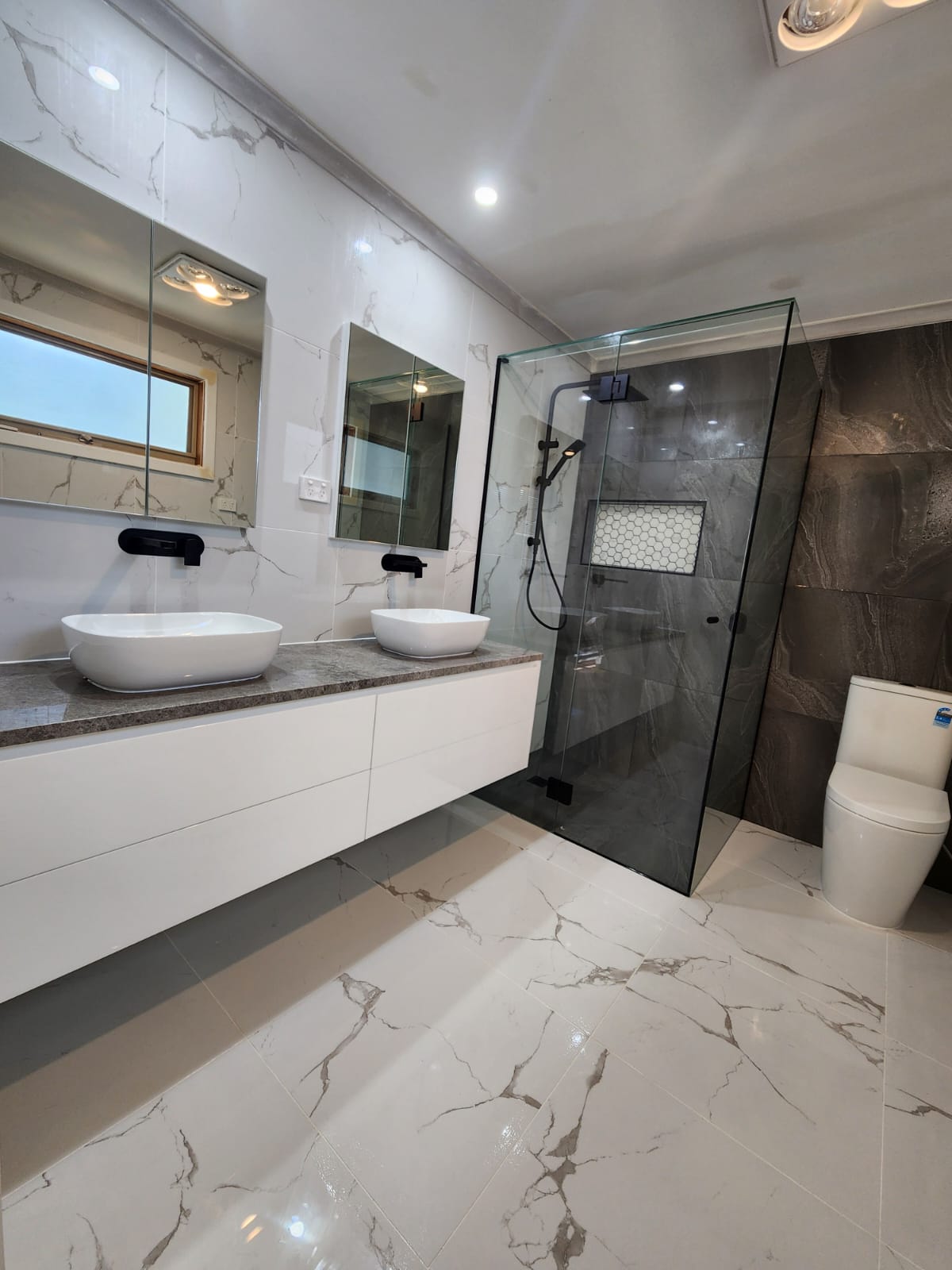 Double vanity bathroom