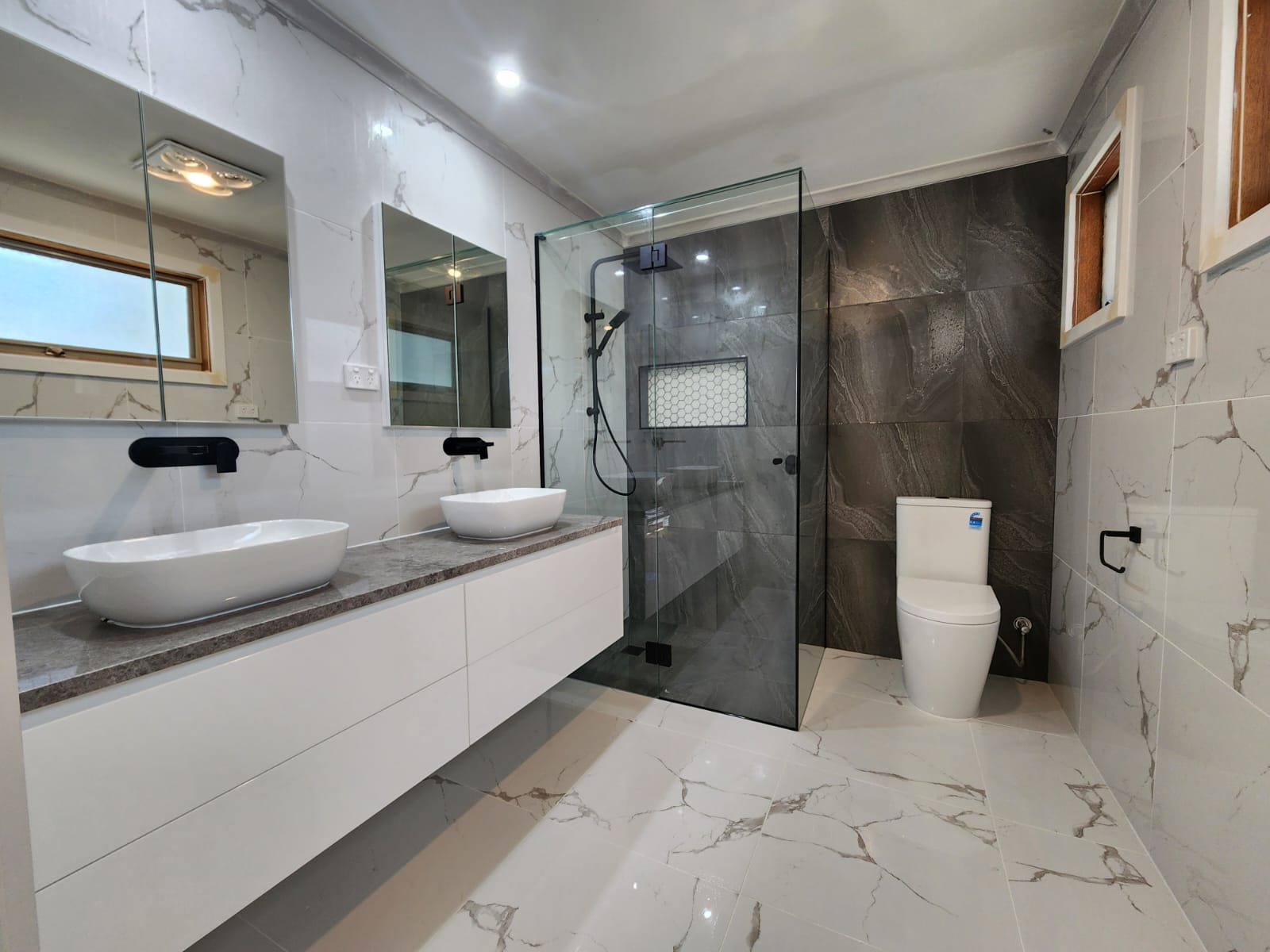 Double vanity bathroom